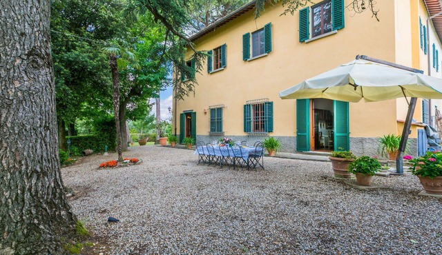 Beautiful private villa for 9 people with hot tub, WIFI, TV, patio and panoramic view