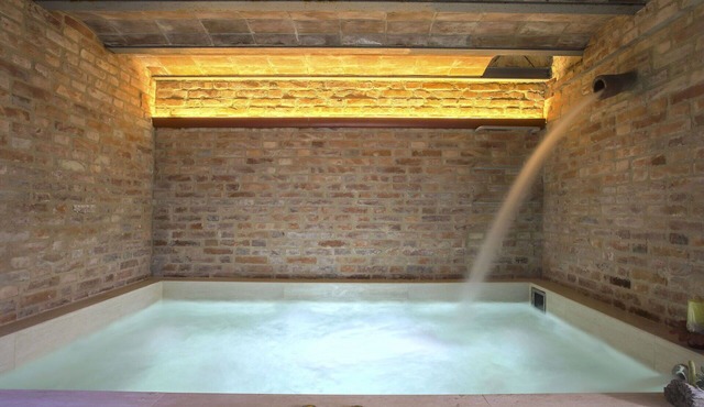 Beautiful apartment for 4 people with hot tub, WIFI, pool, TV, patio and pets allowed