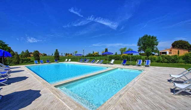Beautiful apartment in villa for 4 guests with A/C, WIFI, pool and veranda, close to San Gimignano