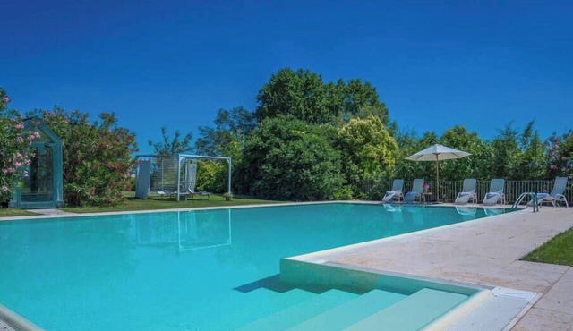 Beautiful apartment in villa for 2 guests with pool, A/C, WIFI and pets allowed, close to Sirmione