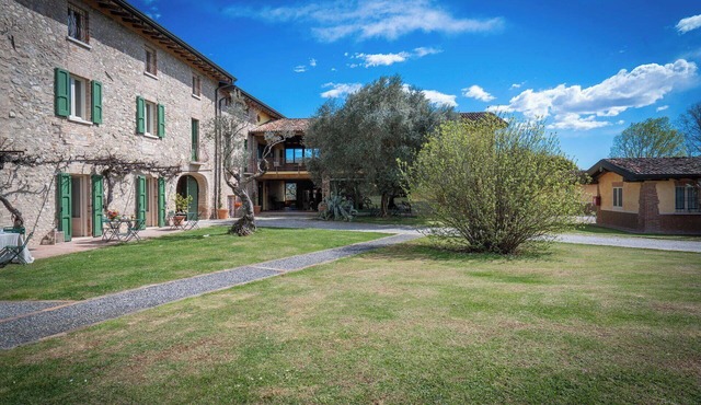 Beautiful apartment in villa for 2 guests with WIFI, pool, A/C and pets allowed, close to Sirmione