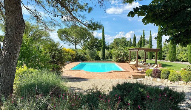 Beautiful renovated villa , sleeps 12 - ensuite bathrooms, air con, private pool
