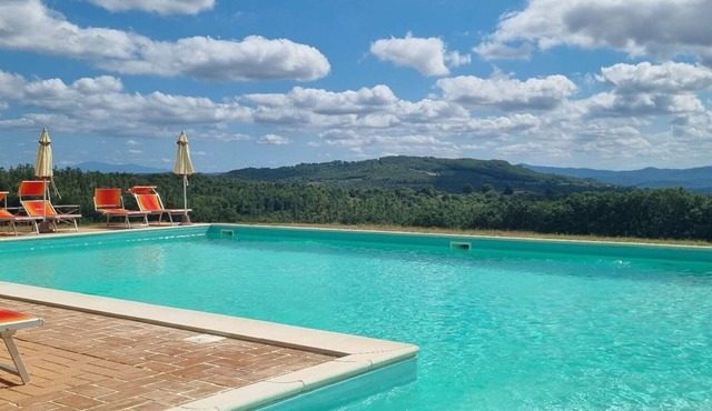 Beautiful villa for 6 guests with WIFI, pool, A/C, close to Siena