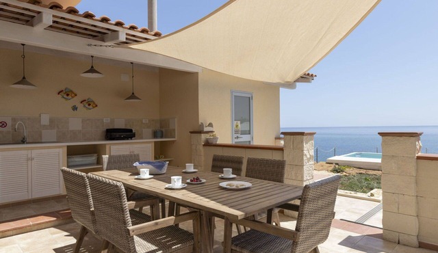 Beautiful villa for 6 guests with A/C, WIFI, private pool, TV and terrace