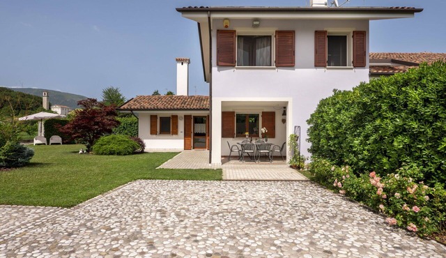 Beautiful villa for 7 guests with WIFI, A/C, TV and terrace