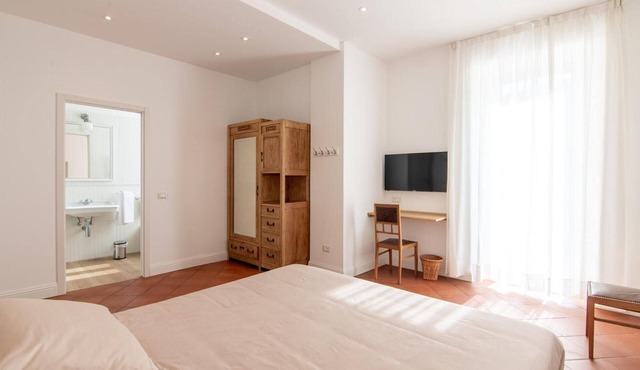 Bed and Breakfast 'Camera Matrimoniale Vista Lago' with Mountain View, Pool and Wi-Fi