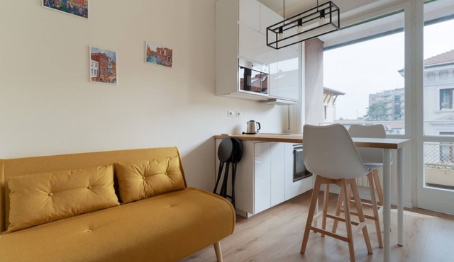 Bright apartment of approximately 50 m2 located on the second floor of a building without a lift, capable of perfectly accommodating 4 people.The accommodation is located in the Affori district, just 200 meters from the M3 Yellow metro line Affori Centr