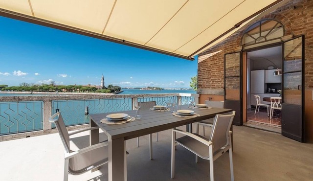 Ca' delle Contesse Luxury waterfront apartment