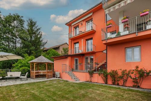 Casa Rafanelli - Monforte d'Alba, Vineyard Views, Panoramic Garden, EV Station & Bike Storage