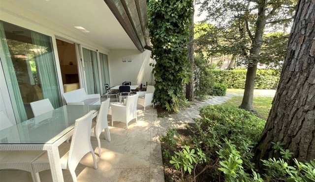 Charming and tastefully furnished villa steps from the sea