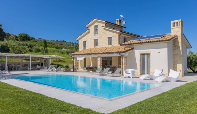 Charming holiday home with pool and sea view, equipped with every comfort, just 6 km from the beach.