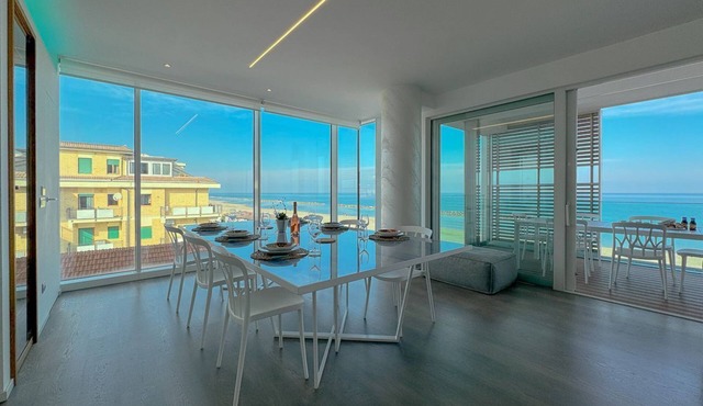 Chic & Spacious Apartment Facing the Sea