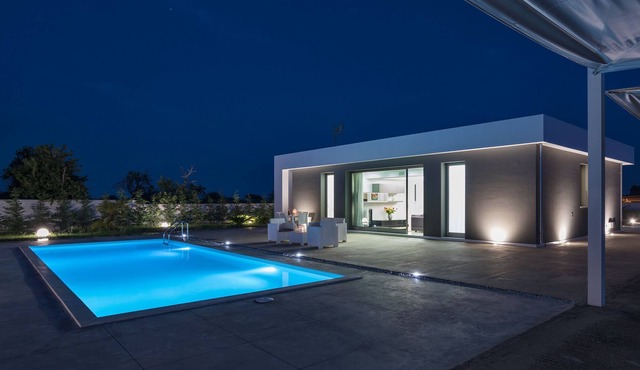 Chloe, Modern villa with pool, 4 km from Noto and 1 km from the beach