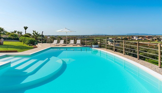 Comfortable villa with pool situated in a splendid panoramic location near Trapani