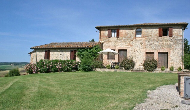 Cosy apartment for 4 people with WIFI, pool, patio and panoramic view, close to Siena