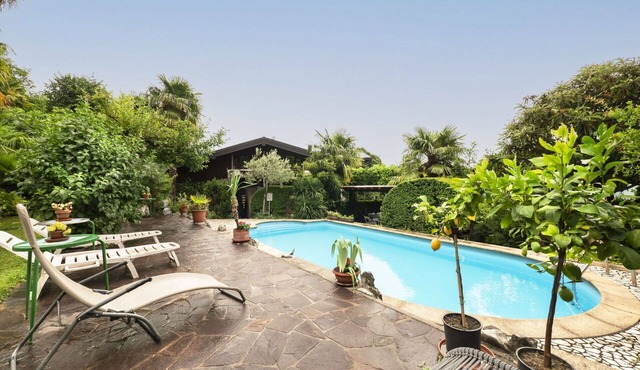Cosy apartment for 4 people with WIFI, A/C, pool, TV, patio and pets allowed