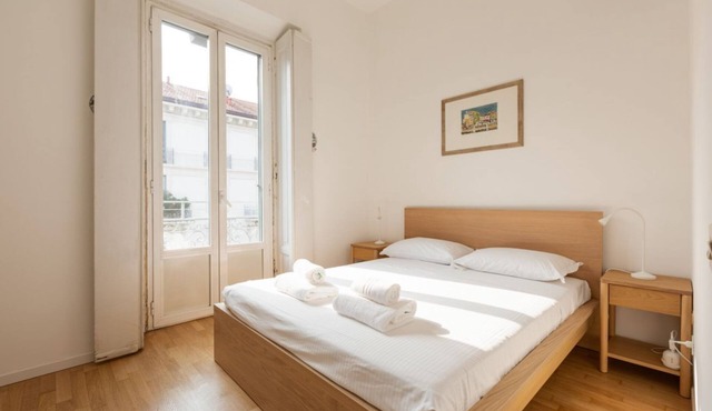 Cozy 55 m2 apartment for 4 people, located on the 3rd floor of a building with lift a few steps from the suggestive area of ​Isola, where tradition meets innovation, but also from the picturesque China Town of via Paolo Sarpi, from the Monumental Ce