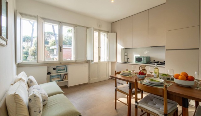 Cozy 60 sqm apartment, able to accommodate up to 4 people, located on the first floor of a building with no lift. The property is located in one of the quietest and greenest areas of Tirrenia, just 1 km from the beach. The center of Pisa is only 17 km aw