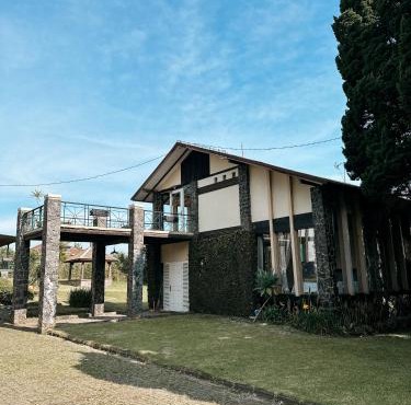 De Villa Istana Bunga Lembang by YourHome