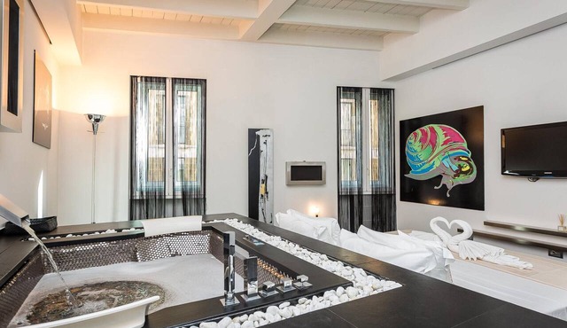Exclusive apartment in Via dei Due Macelli, few steps away from the Spanish steps and the Trevi foun