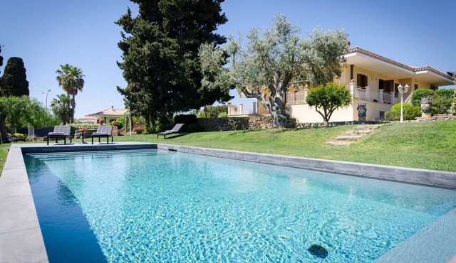 Exclusive villa, heated saltwater-pool, fireplace, WiFi, aircon, 8 pers.