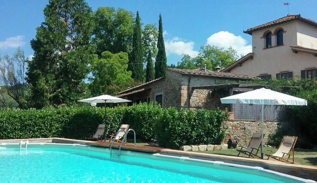 Farmhouse with pool amongst Chianti vineyards