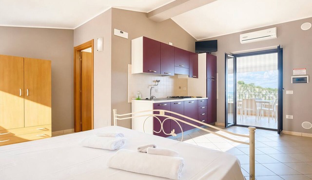 Fiorone Apartment with Sea View, Wi-Fi and Air Conditioning