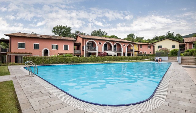 Flat 'Perlago' with shared pool, Wi-Fi and air conditioning