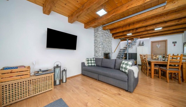 GuestHost - A large and charming renovated chalet with a private entrance, measuring 145 square meters, perfect for 10 people.The property, located in a quiet and private location, is surrounded by woods yet only 800 meters from the ski slopes and bike p