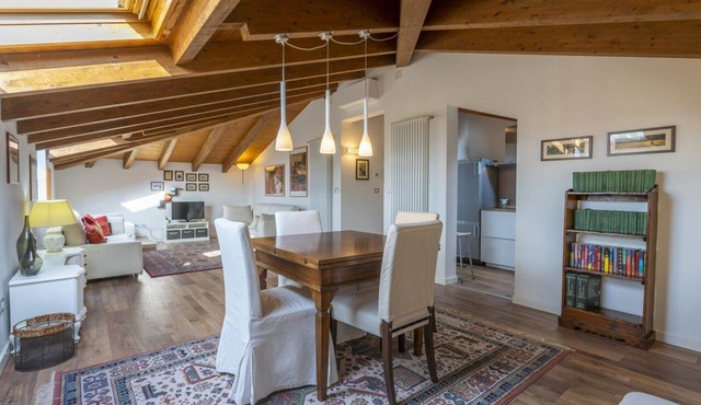 GuestHost - Attic in the green with Parking and Wifi/AC