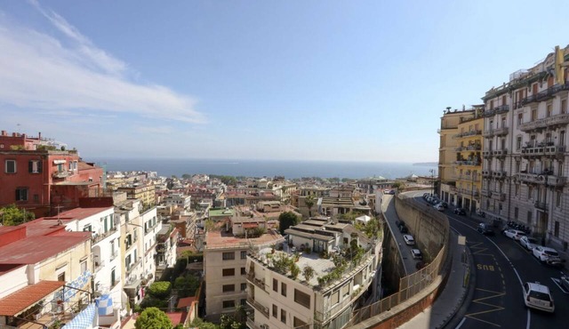 GuestHost - Bright and roomy sea view apartment located in an elegant building from the 1800s, which accommodates up to 7 people with great comfort, thanks to three bedrooms and two bathrooms. The strategic position of the accommodation allows you to con