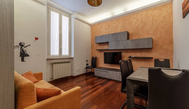 GuestHost - Comfortable apartment located on the second floor, of four in total, of a building without lift.In 40 m2 of space it accommodates four people with a double bedroom on the mezzanine and a foldaway double bed in the living room.It is located 70