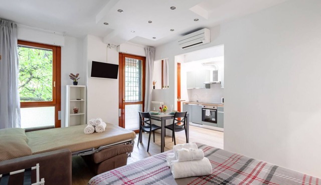 GuestHost - Cozy 40 sqm studio apartment, accommodating up to 4 guests, located on the first floor of a building with an elevator.The accommodation is in a quiet residential neighborhood, 800 meters from the Central Hospital (a 10-minute walk) and within