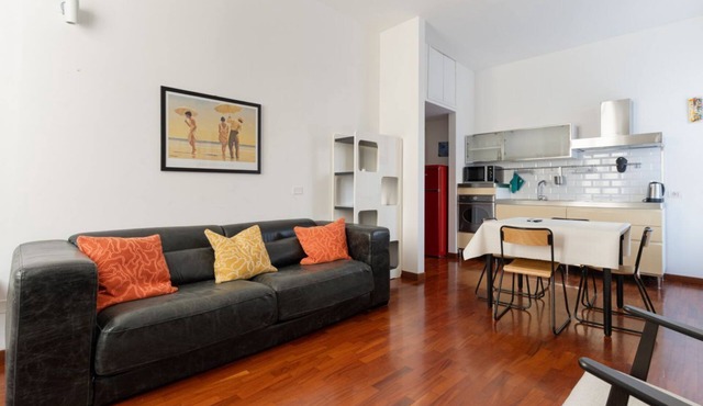 GuestHost - Cozy 50m2 apartment, perfect for 2 people, located on the first floor of a building with lift.The accommodation is located in the Derganino area, about 600 meters from the Lancetti railway station and just over 1 km from the Maciachini
