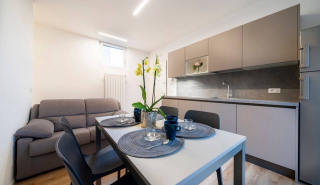 GuestHost - Cozy 69 sqm apartment, located on the first floor of a building without an elevator.The accommodation is situated in a strategic location, allowing you to reach the main points of interest within a short walking distance or by public transpor