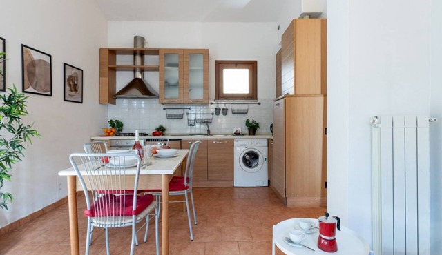 GuestHost - Cozy apartment of about 60 sqm, located on the ground floor (one step at the entrance), able to comfortably accommodate up to 4 people. The accommodation is located in a quiet neighborhood, with all the main services. With a walk of about 20