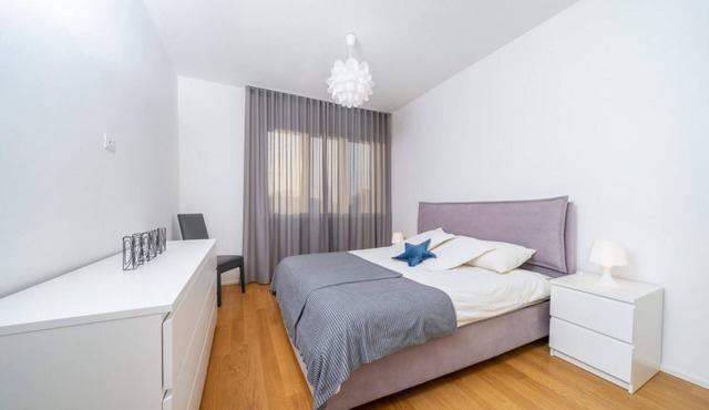 GuestHost - Cozy & Bright Apartment - w/Balcony