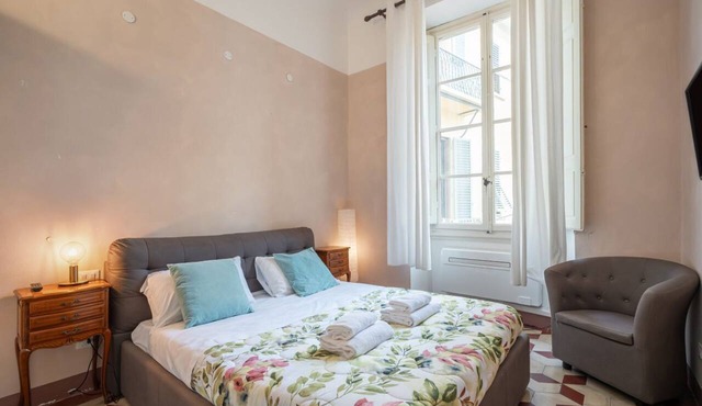 GuestHost - Lovely 56 sqm apartment, for up to 4 people, located on the second floor of an ancient and characteristic building (NO lift). The property is located in the historic center of Florence (Traffic Restricted Area), in the lively Sant'Ambrogio di