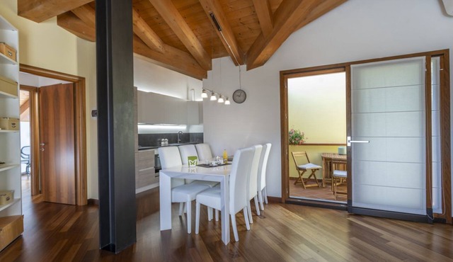 GuestHost - New Deal-APT with terrace, hot tub & Netflix