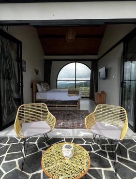 HappyNest Glamping and Villa Dieng