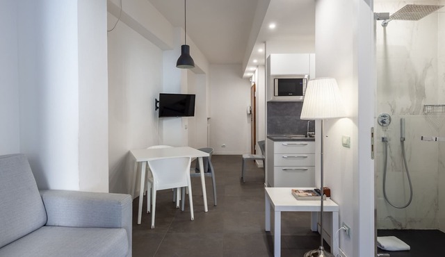 Holiday Apartment 'Keith Haring - Verde' with Balcony & Wi-Fi