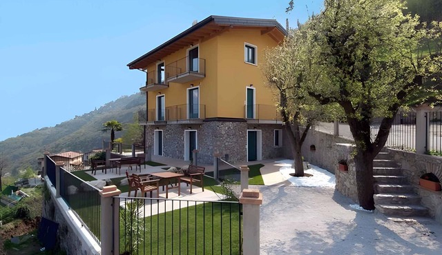 Holiday apartment with lake view and hot tub