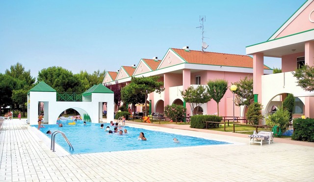 Holiday apartment with air conditioning, terrace, balcony, and pool