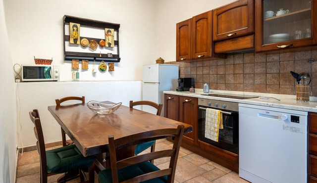 Holiday Home 'Il Granaio' with Shared Garden and Wi-Fi