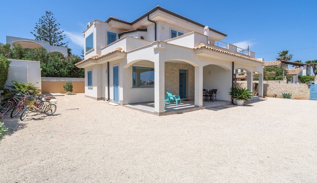Holiday Home "Misalmar 1" with Sea View, Garden & Wi-Fi