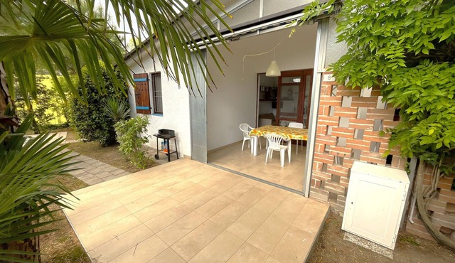 Holiday villa with private garden close to the sea