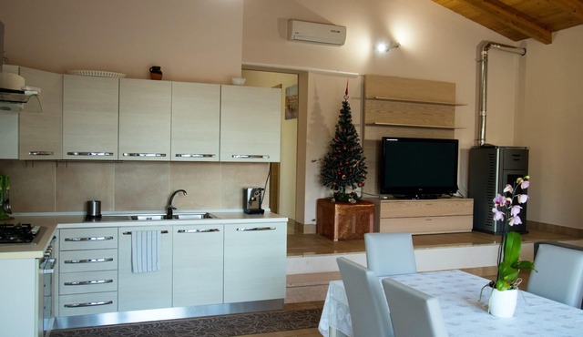 Homerez - Appartement for 7 ppl. with shared pool and garden at Bosco di Caiazzo