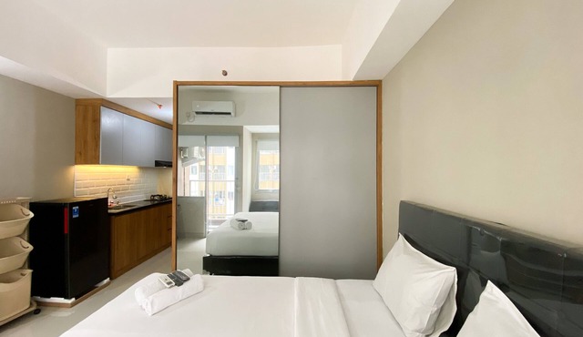 Homey and Cozy Stay Studio LRT City Jatibening Apartment