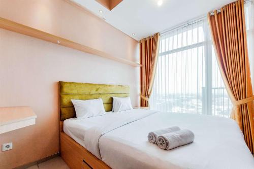 Homey and Modern Studio at Tree Park City Cikokol Apartment By Travelio