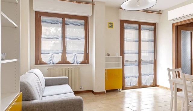 [HOMIDAY Apt] a few steps from the hospital with private parking is best for any kind of trip. The structure offers a single full optional apartment with a double bedroom and a sofa bed perfect for two people. It offers essential services such as linen,